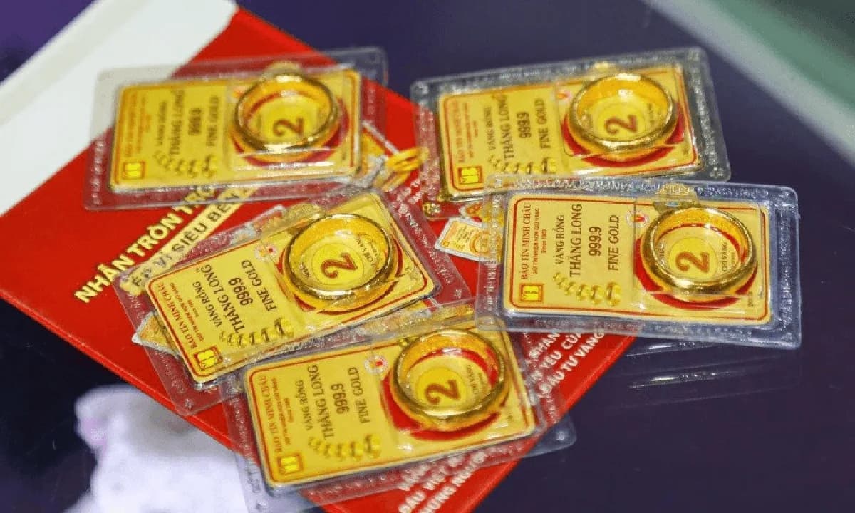 Cửa hàng vàng trong nước theo dõi biến động giá SJC - Vàng ngày 25/06/2026