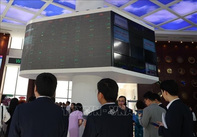 VN-Index giữa phiên 09/05: bất động sản trở lại đường đua?