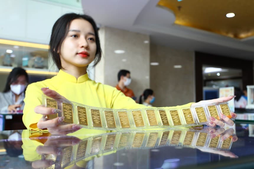 Vàng trong nước chênh giá vàng thế giới vì đâu?