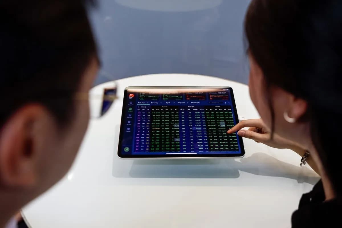 Cổ phiếu dẫn dắt VN-Index giữa phiên 10/05/2026