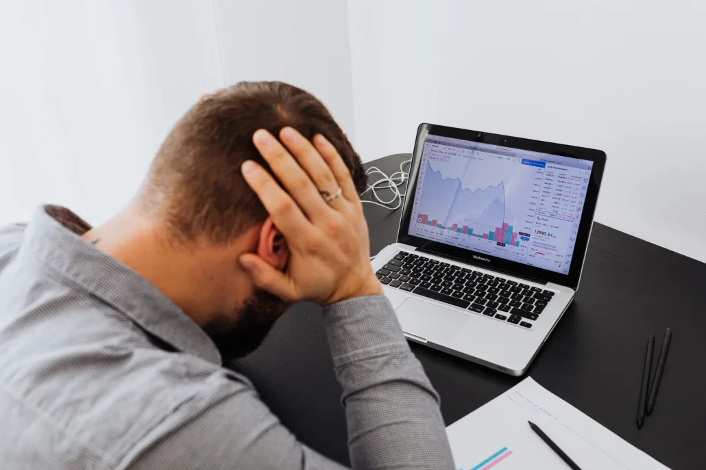 FOMO trong đầu tư: nhà đầu tư căng thẳng khi không có kế hoạch cắt lỗ