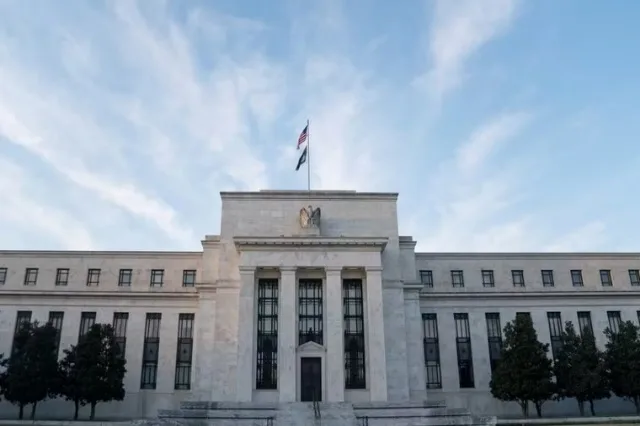 Trụ sở Fed và chính sách lãi suất ảnh hưởng đến USD ngày 16/06/2026