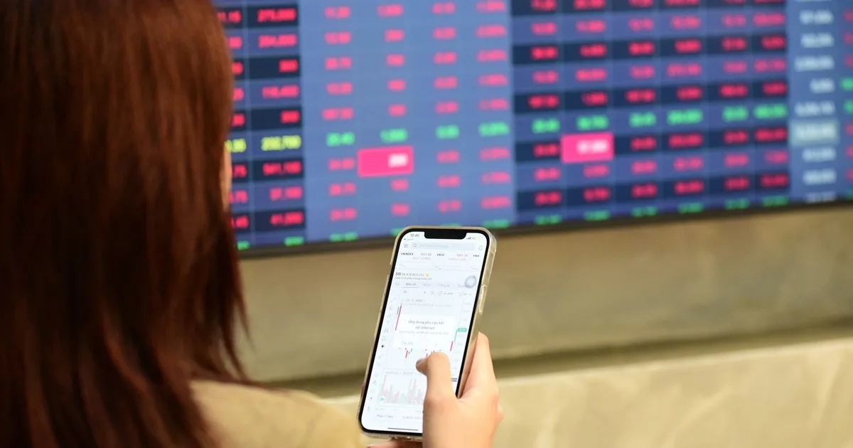 Bảng điện và nhà đầu tư trong phiên chứng khoán sáng 09/07/2026 cập nhật giữa phiên 09/07/2026