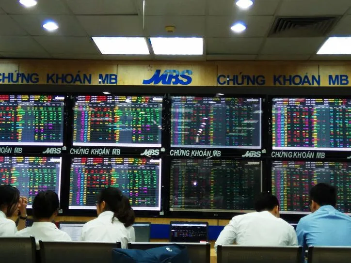 Bối cảnh nhà đầu tư theo dõi VN-Index và thanh khoản thị trường - Cập nhật chứng khoán 11h30 ngày 21/06/2026