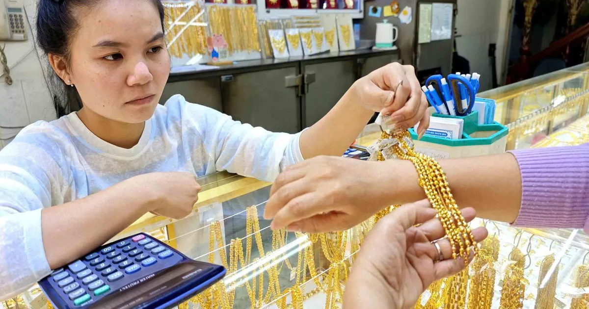 Thị trường vàng trong nước giảm mạnh hơn vàng thế giới ngày 19/06/2026