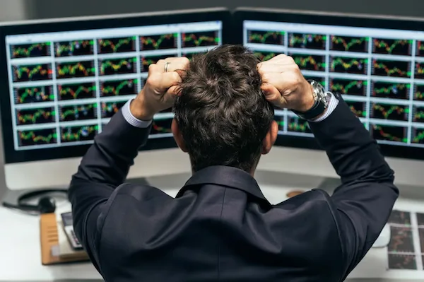 FOMO trong đầu tư: trader theo dõi thị trường và kiểm soát cảm xúc