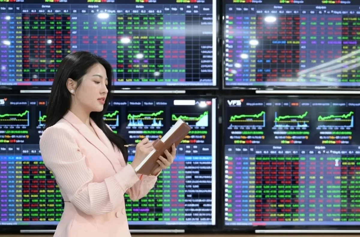 chứng khoán giữa phiên 02/07/2026 khối ngoại bán ròng và nhóm ngân hàng phân hóa