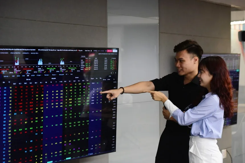 Nhà đầu tư phân tích diễn biến nhóm cổ phiếu trụ và midcap - chứng khoán phiên sáng 16/06/2026