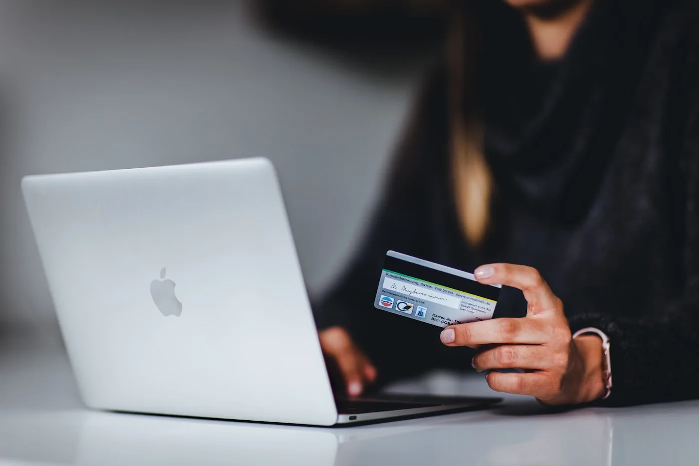 Bảng dữ liệu thị trường minh họa biến động dầu, USD và tài sản rủi ro - DXY lợi suất Mỹ và vàng
