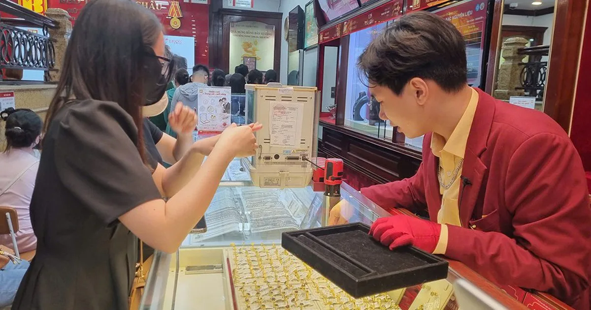 Khách hàng theo dõi giá vàng tại quầy giao dịch - vàng cuối tuần 12/07/2026