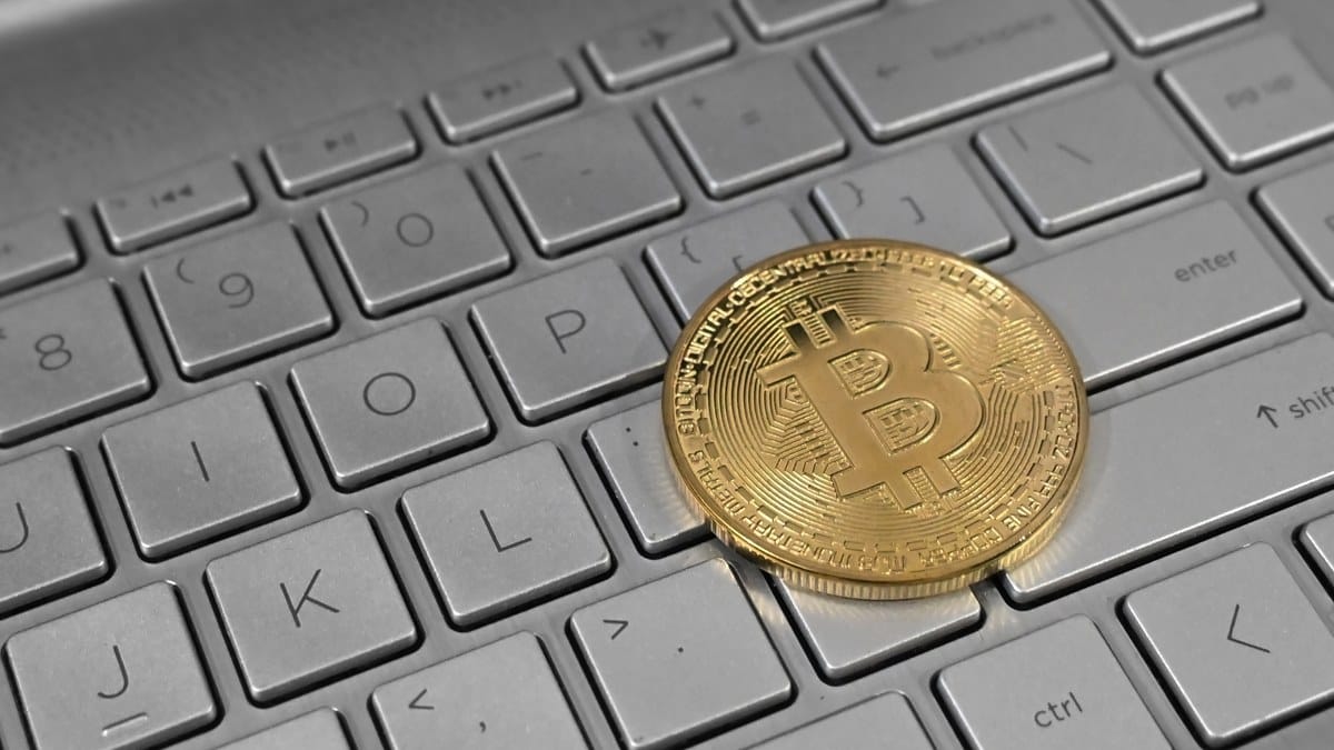 Ảnh minh họa Bitcoin trên bàn phím laptop từ Wikimedia Commons
